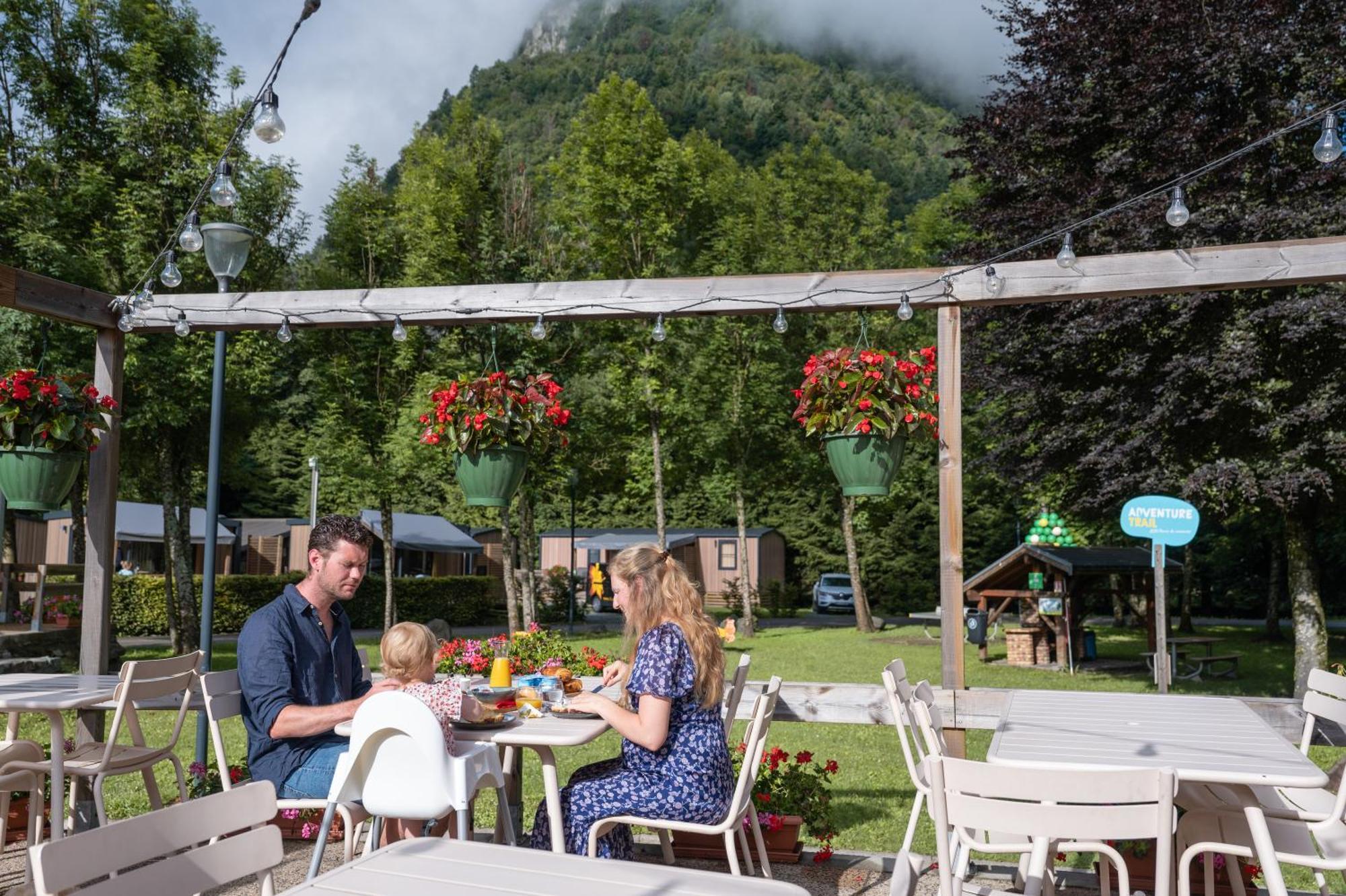 Camping Rcn Belledonne Le Bourg-d'Oisans Bagian luar foto