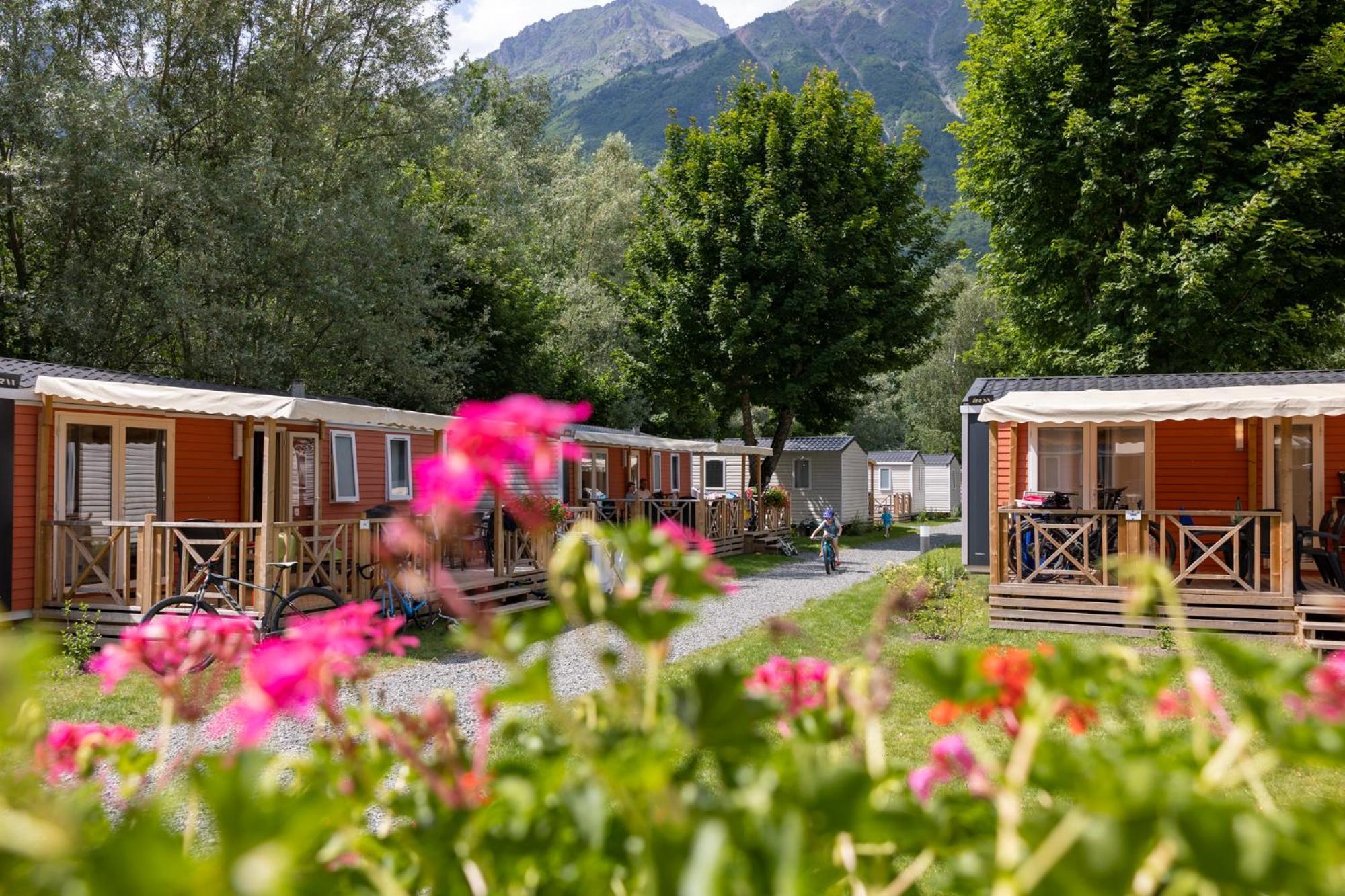Camping Rcn Belledonne Le Bourg-d'Oisans Bagian luar foto